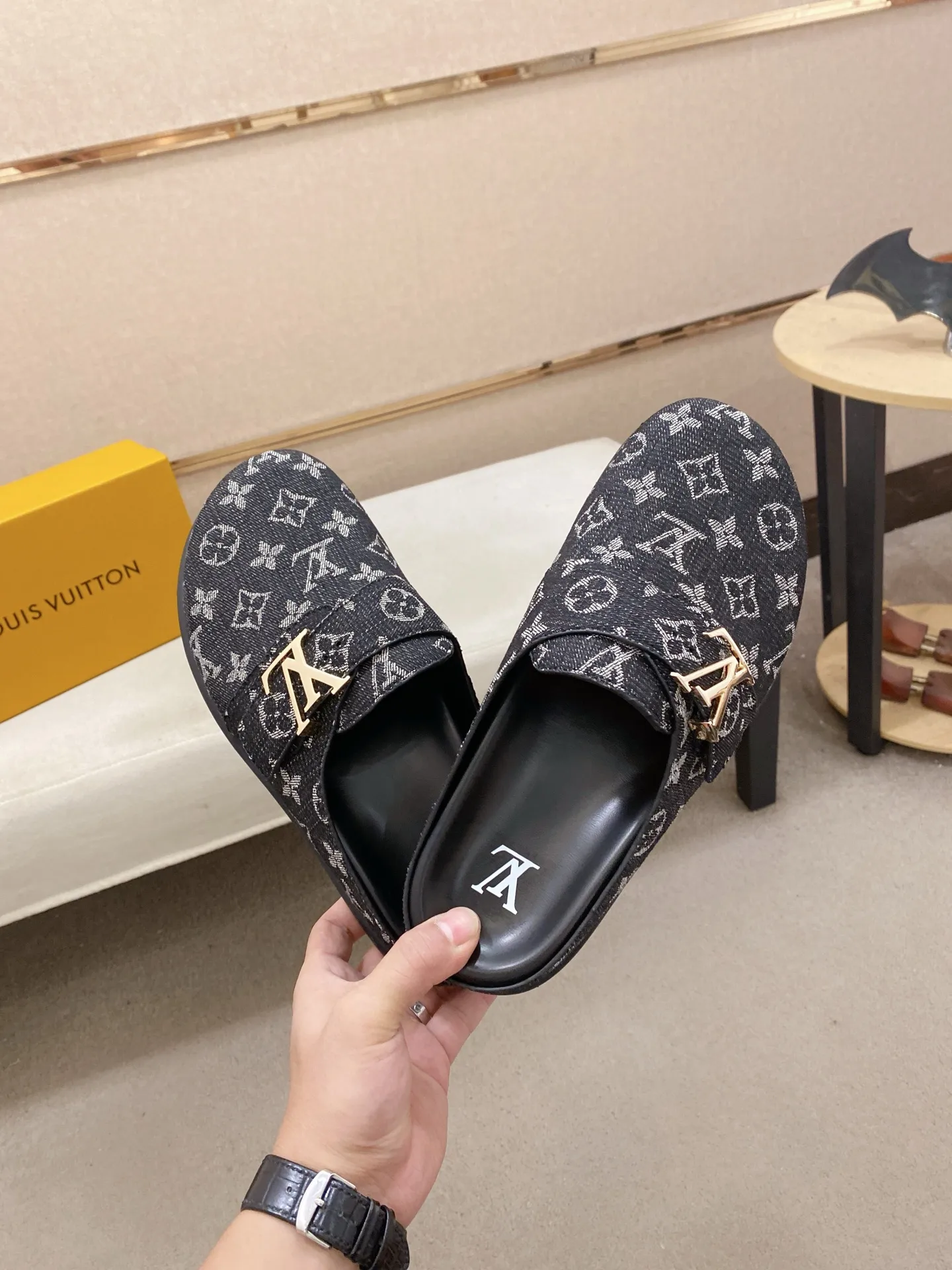 Men's shoes💰: 200💰38-45, LV Easy 2025 new men's casual sandals and slippers, made of suede cow leather, with Monogram pattern to highlight the trendy style. Adjustable straps illuminated with LV letters, while a resilient insole and micro outsole provide lightweight comfort. Made of suede cow leather with embossed Monogram pattern and brand element metal hardware✅Adjustable straps➕Tough insole‼ ️Micro outsole. Comfortable and easy to wear‼ ️
